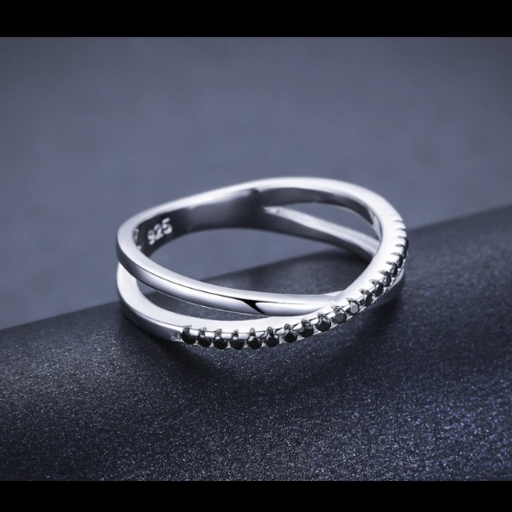 One size 6!!!Sterling silver  black spinel ring - Picture 3 of 3